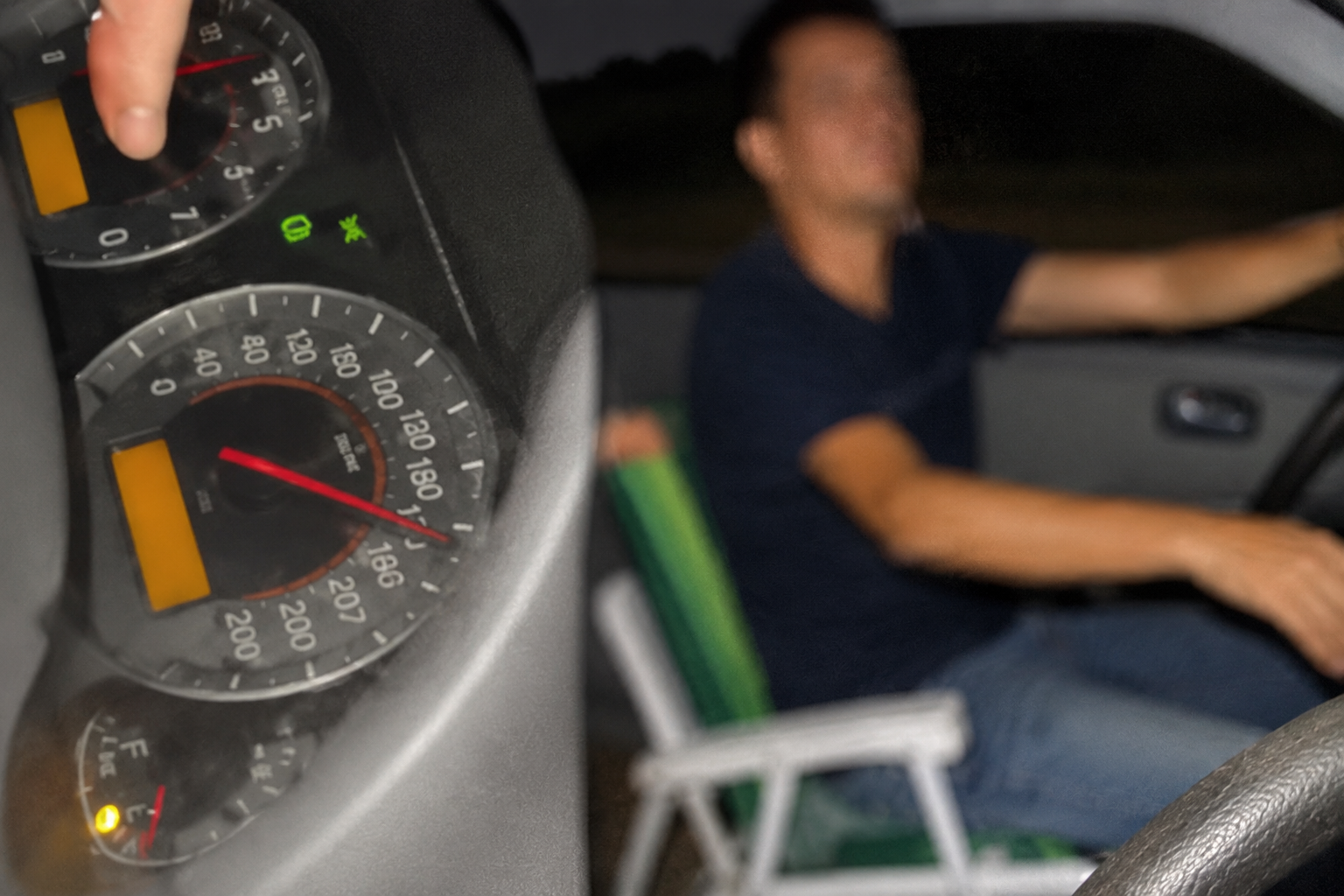 Motorista em cadeira de praia a 140 km/h causa acidente com dois mortos em Rondônia