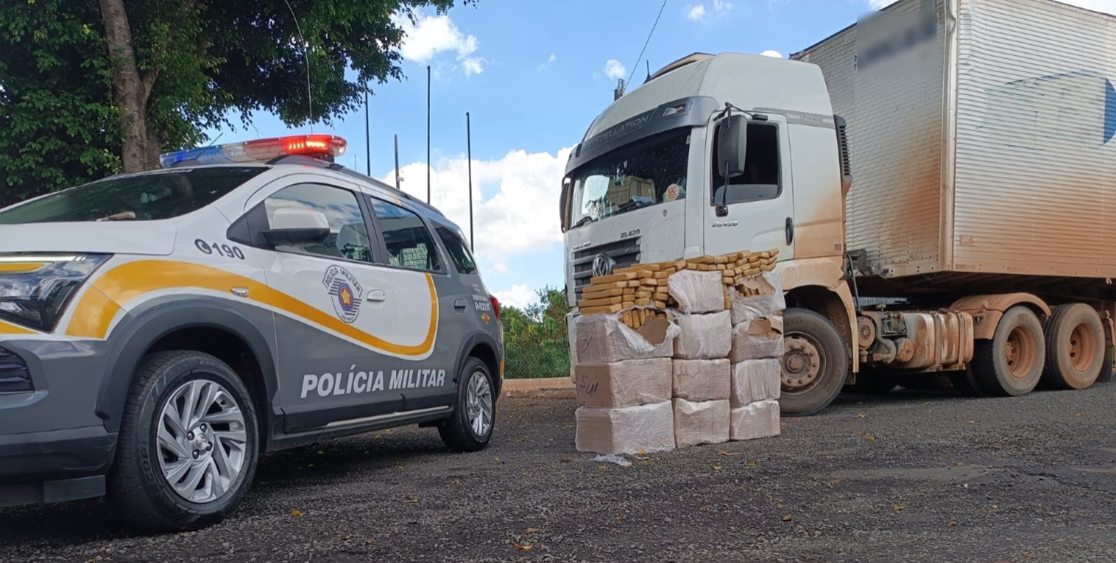 PM RODOVIÁRIA APREENDE MAIS DE 440 KG DE MACONHA EM CAMINHÃO NO INTERIOR DE SP