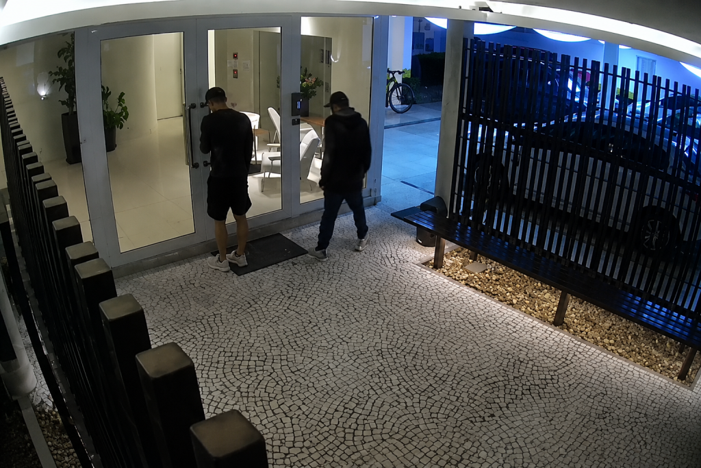 Quadrilha usa controle clonado para invadir condomínio de luxo em Alto de Pinheiros quadrilha-usa-controle-clonado-para-invadir-condominio-de-luxo-em-alto-de-pinheiros
