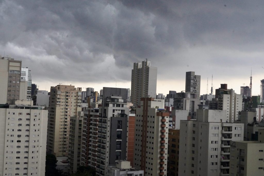 São Paulo terá frente fria e chuva até domingo sao-paulo-tera-frente-fria-e-chuva-ate-domingo